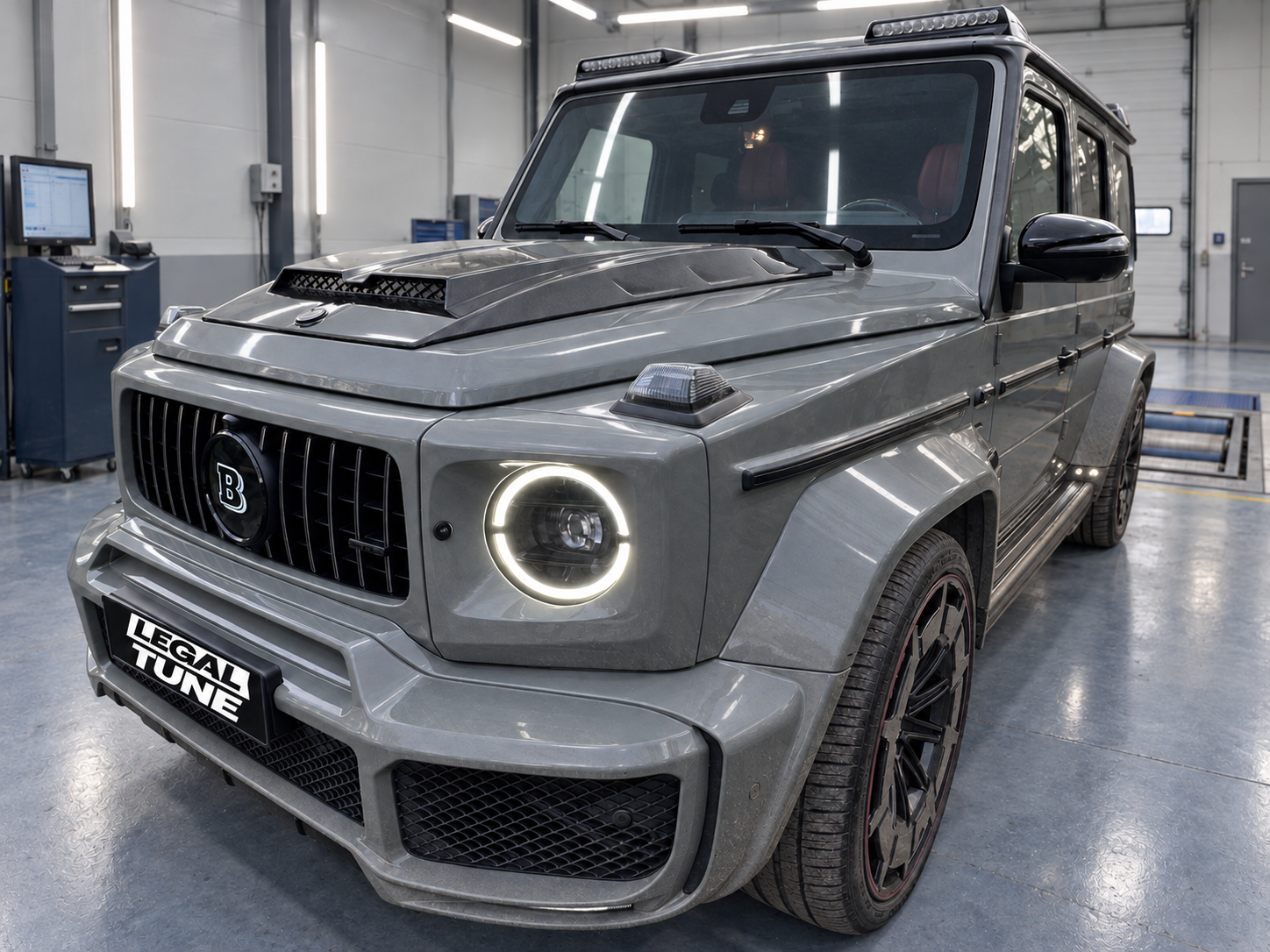 Mercedes-Benz G-Класс спереди с полным обвесом Brabus — оформленный проект Legal Tune; фон фотографии обработан