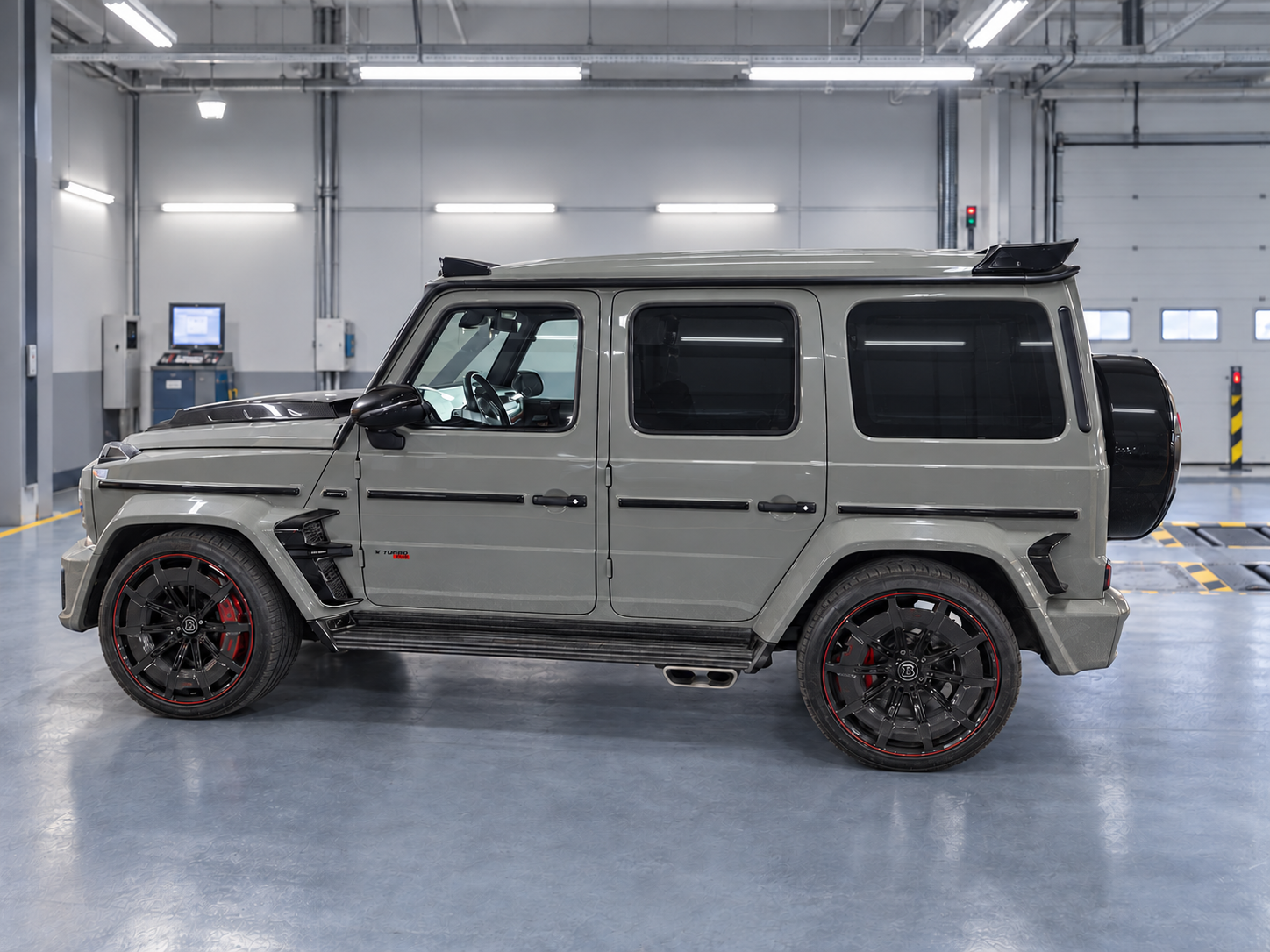Mercedes-Benz G-Класс сбоку: полный обвес Brabus и декоративные насадки выхлопной системы; фон обработан