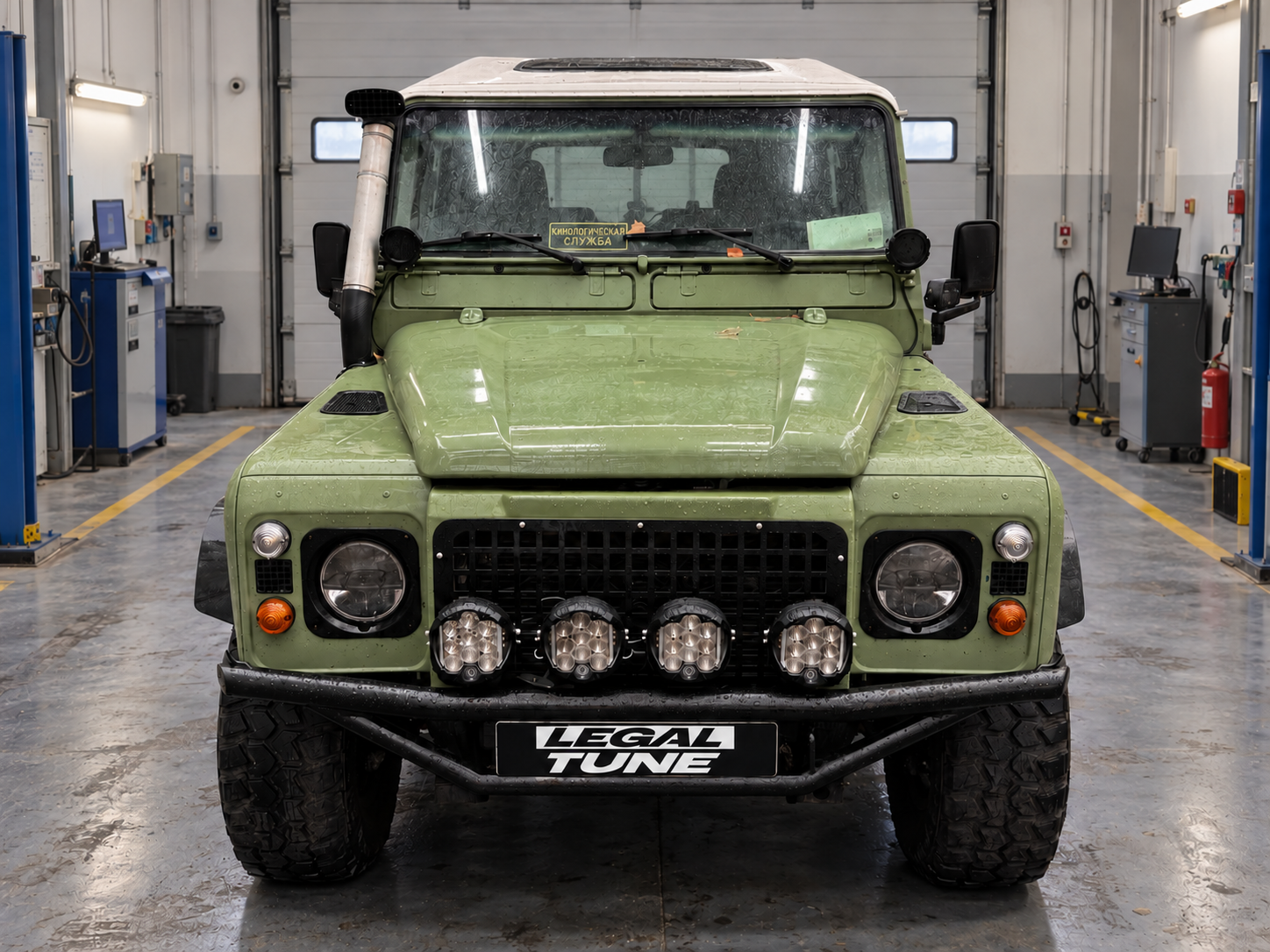 Land Rover спереди; номер закрыт логотипом Legal Tune, фотография обработана