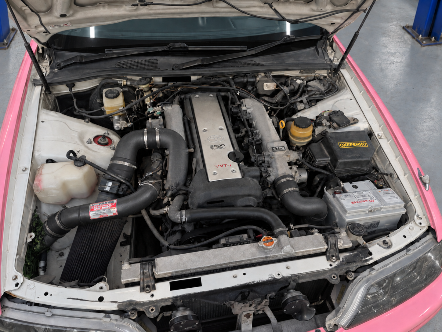 Подкапотное пространство Toyota Mark II с двигателем 1JZ-GTE; фрейм-номер скрыт, фотография обработана