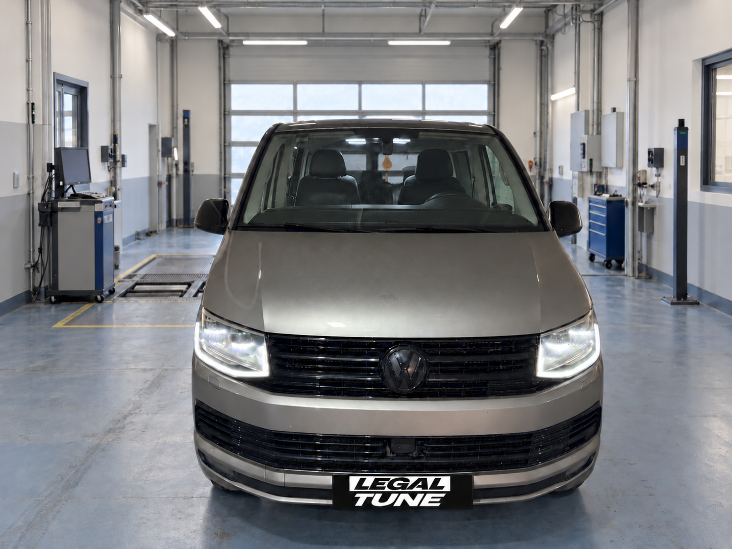 Volkswagen спереди: модуль адаптивного круиз-контроля в бампере; номера закрыты логотипом Legal Tune